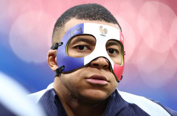Mbappé entrenó con una máscara de los colores de Francia, pero si juega ante Países Bajos no la podrá usar.