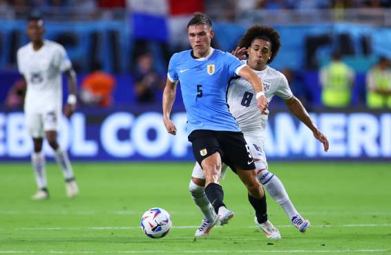 MIAMI GARDENS, FLORIDA - JUNE 23: Adalberto Carrasquilla of Panama challenges for the ball with Manuel Ugarte of Uruguay during the CONMEBOL Copa America 2024 Group C match between Uruguay and Panama at Hard Rock Stadium on June 23, 2024 in Miami Gardens, Florida. Megan Briggs/Getty Images/AFP (Photo by Megan Briggs / GETTY IMAGES NORTH AMERICA / Getty Images via AFP)