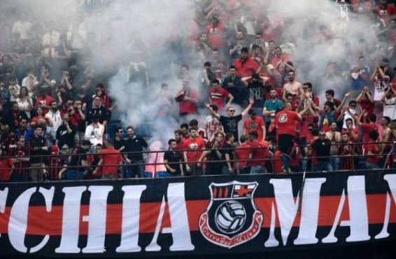 AC Milan's supporters celebrate a goal during the Italian Serie A football match Inter Milan vs AC Milan at 'San Siro' Stadium in Milan on April 15, 2017. / AFP PHOTO / MIGUEL MEDINA