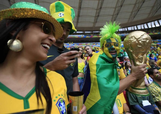 Ambiente en partido de Camerún y Brasil.