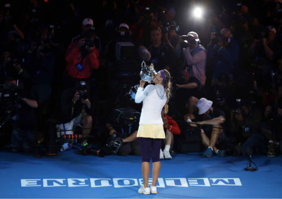 Su majestad Azarenka es la reina de Australia .