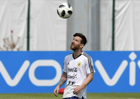 El beso de Jorge Sampaoli a Lionel Messi en su día de cumpleaños