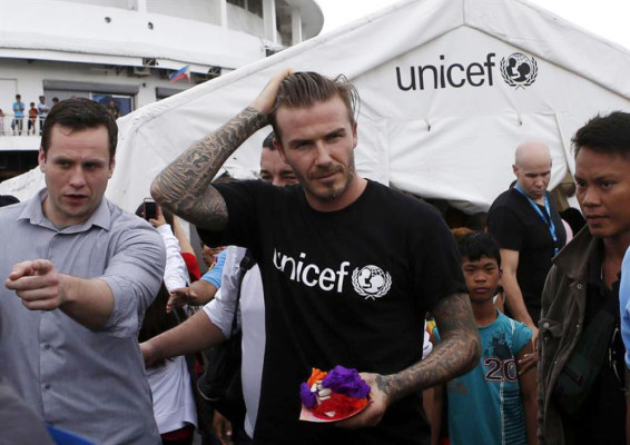David Beckham reparte sonrisas entre los niños de Filipinas