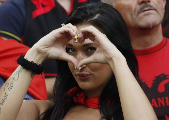 Bellas y ardientes albanesas calentaron la Eurocopa en el juego ante Francia