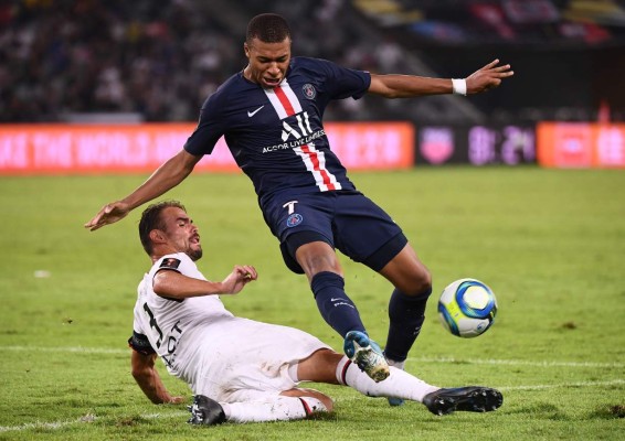 El beso a la copa, el emotivo abrazo y la foto grupal, así celebró Neymar la Súpercopa con el PSG