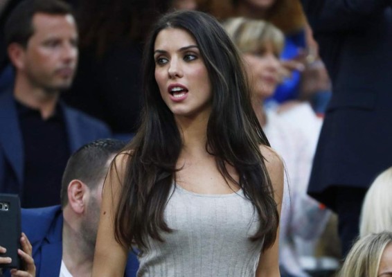 Bellas y ardientes albanesas calentaron la Eurocopa en el juego ante Francia