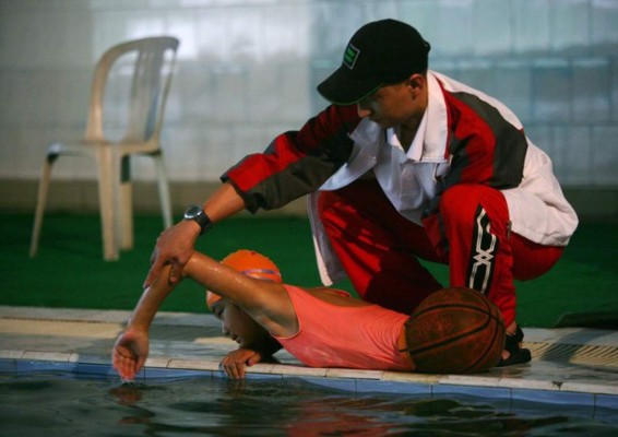 REPORTAJE: La increíble historia de una niña china, sin piernas y campeona de natación