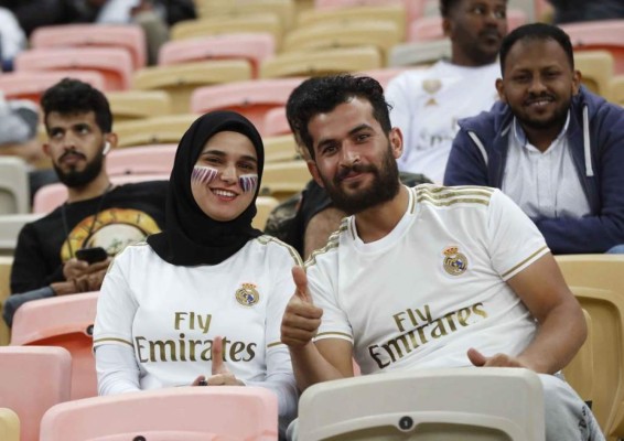 Sin velo y con Niqab: Las mujeres de Arabia Saudita sí llegaron a ver al Real Madrid-Valencia