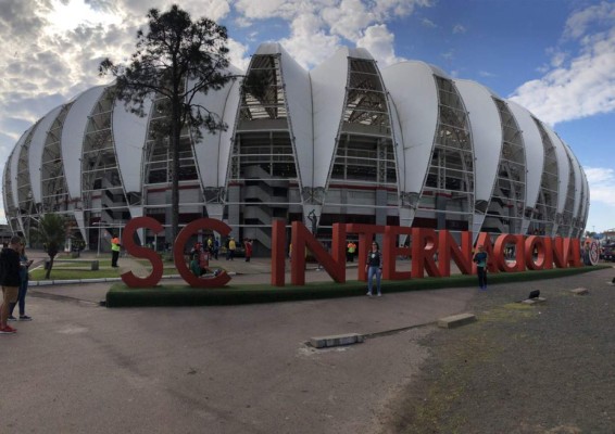 El color: Bonito ambiente en el estadio Beira Río para el Brasil-Honduras