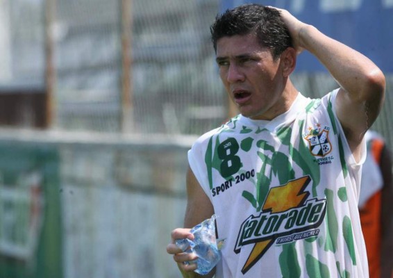 Rambo de León, el rey: Los futbolistas hondureños con más equipos en toda su carrera