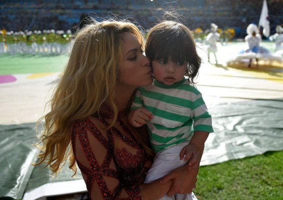 Shakira presentó a Milan Piqué en la clausura del Mundial
