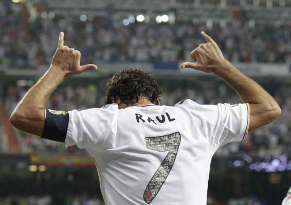 El Bernabéu rinde homenaje a una leyenda; Raúl González