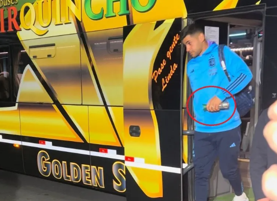 Cristian Romero con un tubo de oxigeno en el arribo de Argentina a La Paz.