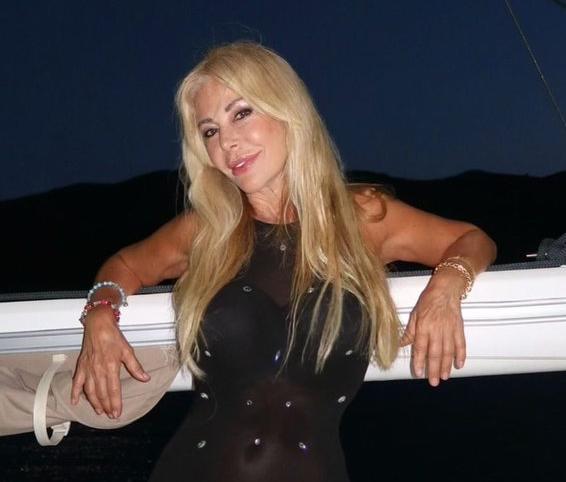 ¿Nueva novia? Así es la modelo de 72 años que fue vinculada con Ronaldinho y revela cómo lo conoció