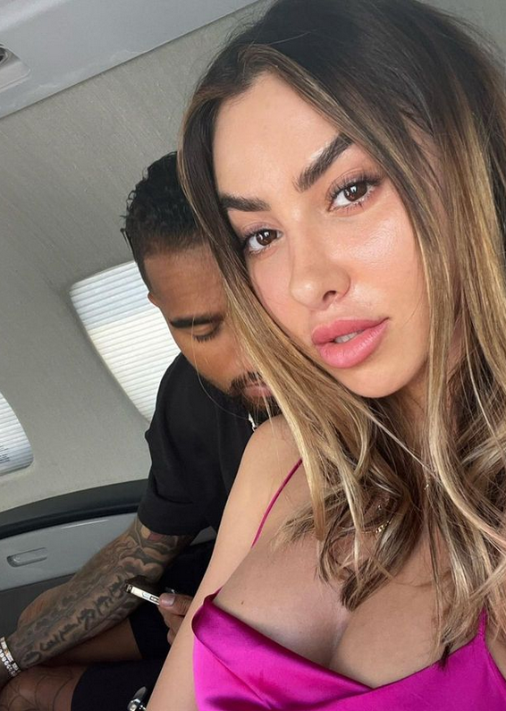 El ex Barcelona que es parte de la “pareja más sexy del mundo”: Sus fotos íntimas y ella es maestra de kung-fu