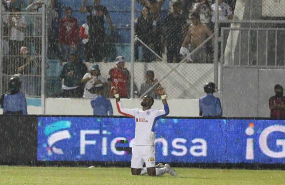 Yustin Arboleda celebró el 2-0 adorrillado sobre la lluvia. FOTO: David Romero