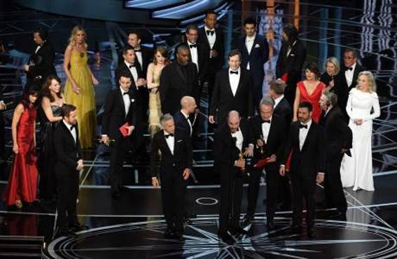 HOLLYWOOD, CA - FEBRUARY 26: 'La La Land' producer Jordan Horowitz (C) stops the show to announce the actual Best Picture winner as 'Moonlight' following a presentation error with actor Warren Beatty and host Jimmy Kimmel (both R) onstage during the 89th Annual Academy Awards at Hollywood & Highland Center on February 26, 2017 in Hollywood, California. Kevin Winter/Getty Images/AFP