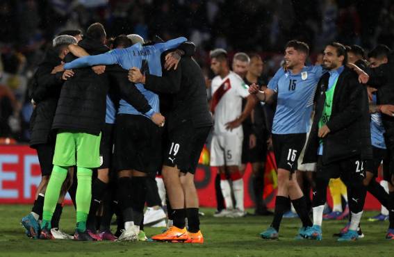 Así festejan los uruguayos su pase a Qatar 2022.
