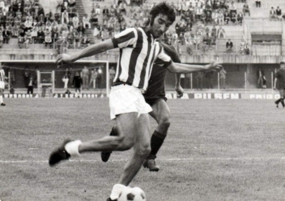 'Mágico' González de los 22 futbolistas más fascinantes según libro argentino