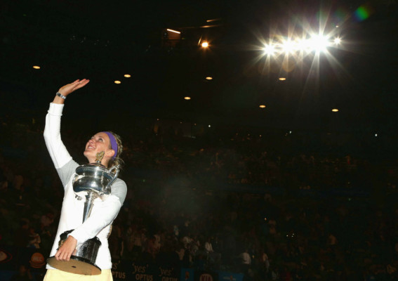 Su majestad Azarenka es la reina de Australia .