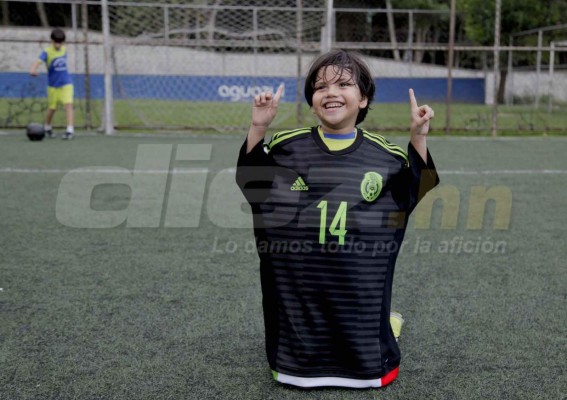 Niño hondureño exhibió regalo de Chicharito con sus compañeritos