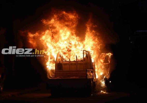 ¡Reprochable! La forma en cómo incendiaron vehículo de la Policía Nacional en Tegucigalpa