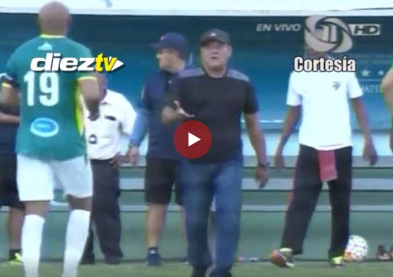 Las 'rabietas' más recordadas de los entrenadores hondureños por las que fueron expulsados
