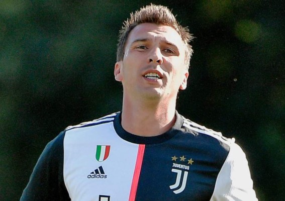 ¿Quién posa junto a Cristiano Ronado? La fiesta de Navidad de la Juventus en Italia