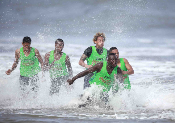 Selección de Honduras entrena en las playas.