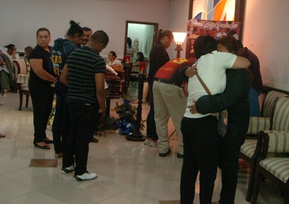 Desconsolada y sin resignación, así sufre madre de Arnold Peralta