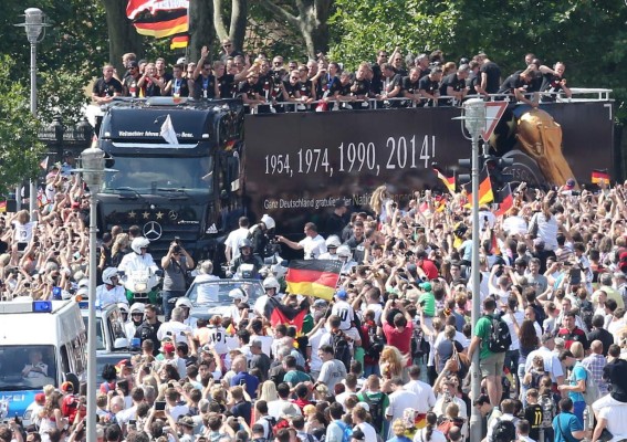 Una multitud eufórica recibe a Alemania en Berlín