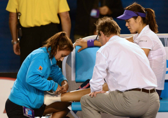 Su majestad Azarenka es la reina de Australia .