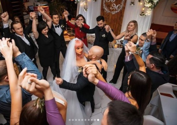 Así fue la gran boda del popular fisicoculturista ruso, Yuri Tolochko, con una muñeca de silicona