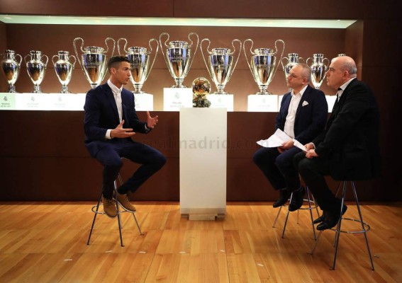 Las 12 fotos de Cristiano Ronaldo recibiendo el cuarto Balón de Oro