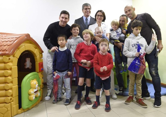 Lionel Messi se toma fotos y firma autógrafos en su visita a los hospitales de Barcelona