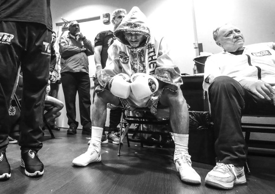 Las mejores fotos que dejó nocaut de Teófimo López a Richard Commey por el título mundial