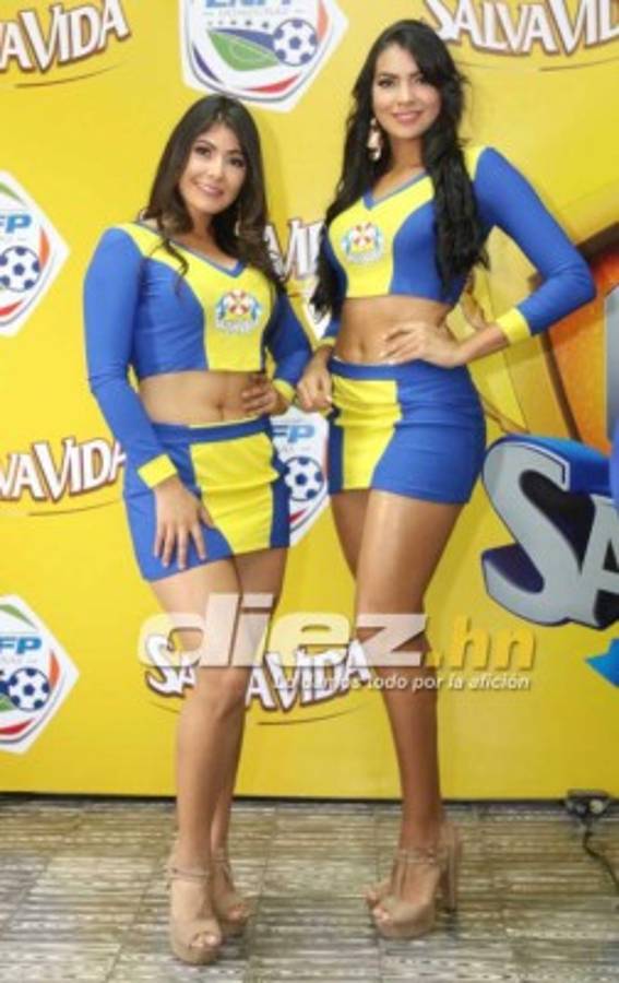 FOTOS: Clara y Bella, las muñecas que adornaron la Copa de campeón