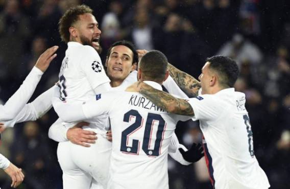 Paris Saint-Germain's Uruguayan forward Edinson Cavani (2L) celebrates with Paris Saint-Germain's Brazilian forward Neymar (L), Paris Saint-Germain's French defender Layvin Kurzawa (C) and Paris Saint-Germain's Argentine midfielder Leandro Paredes(R) after scoring his team's fifth goal during the UEFA Champions League Group A football match between Paris Saint-Germain (PSG) and Galatasaray at the Parc des Princes stadium in Paris on December 11, 2019. (Photo by Bertrand GUAY / AFP)