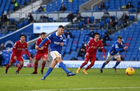 BRIGHTON, ENGLAND - NOVEMBER 28: Pascal Gross of Brighton and Hove Albion scores a penalty for his team&#39;s first goal during the Premier League match between Brighton & Hove Albion and Liverpool at American Express Community Stadium on November 28, 2020 in Brighton, England. Sporting stadiums around the UK remain under strict restrictions due to the Coronavirus Pandemic as Government social distancing laws prohibit fans inside venues resulting in games being played behind closed doors. (Photo by Neil Hall - Pool/Getty Images)