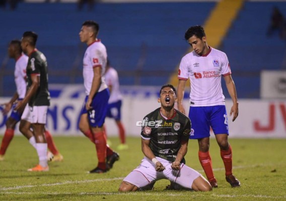 El descontrol de los futbolistas en el Olímpico, delicado momento de Menjívar y el chistoso 'banco' que utilizó Diego Vázquez