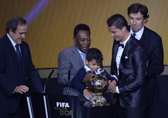 Cristiano entre lágrimas recibe el Balón de Oro 2013