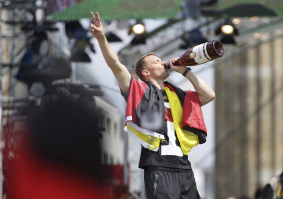 Una multitud eufórica recibe a Alemania en Berlín