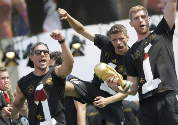 Una multitud eufórica recibe a Alemania en Berlín