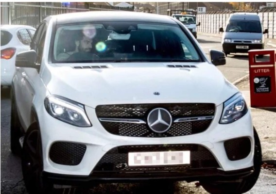 En Inglaterra comparan la millonaria colección de autos que tienen Salah y Son Heung-Min