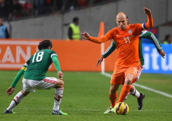 México vence 3-2 a Holanda con goles de Carlos Vela y Chicharito Hernández