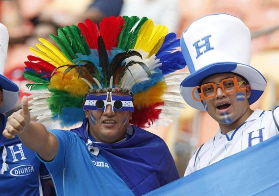 Hondureños y suizos ponen la fiesta en Manaus.