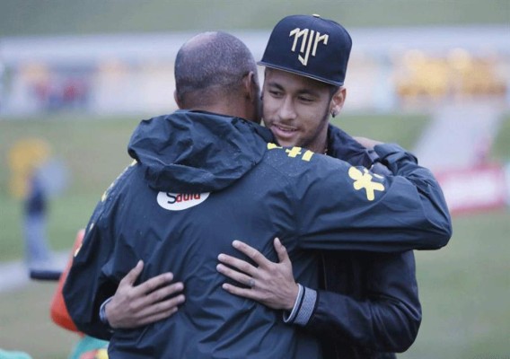 Neymar visitó a sus compañeros la concentración de Brasil.