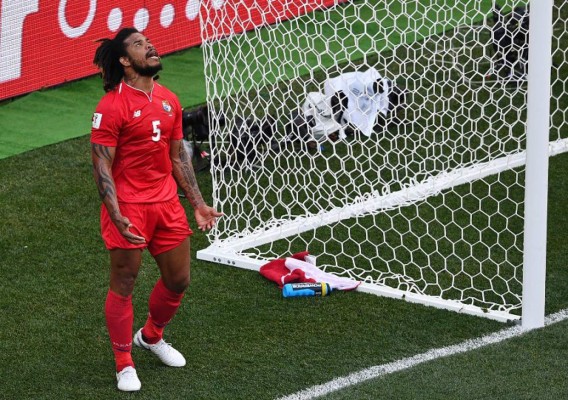 NO SE VIO POR TV: Panameños regalan sus camisas y Maguire exhibe a su preciosa novia