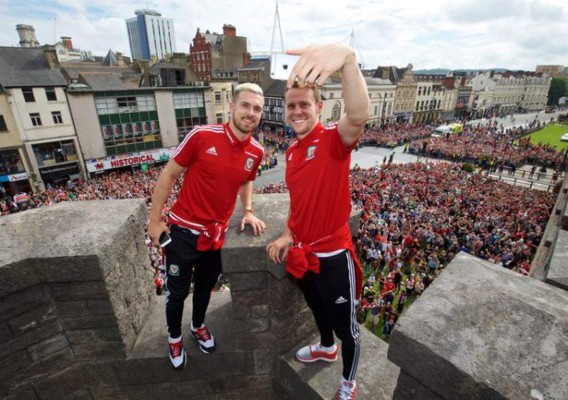 El impresionante recibimiento a Gales tras su gran Eurocopa