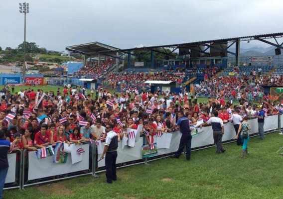 Miles de aficionados recibieron a Keylor Navas en su ciudad natal